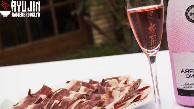 What to eat with cava and how to drink it